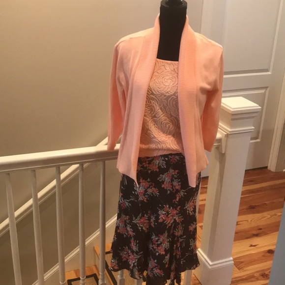 Peach raised texture rose print as top - Picture 5 of 6